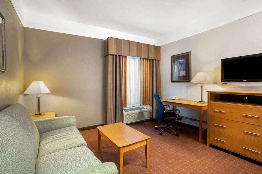 La Quinta Inn & Suites By Wyndham Норфолк Екстериор снимка